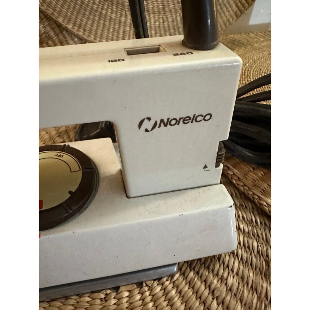 Vintage Norelco Travel Iron – Model 1635 - Picture 4 of 9